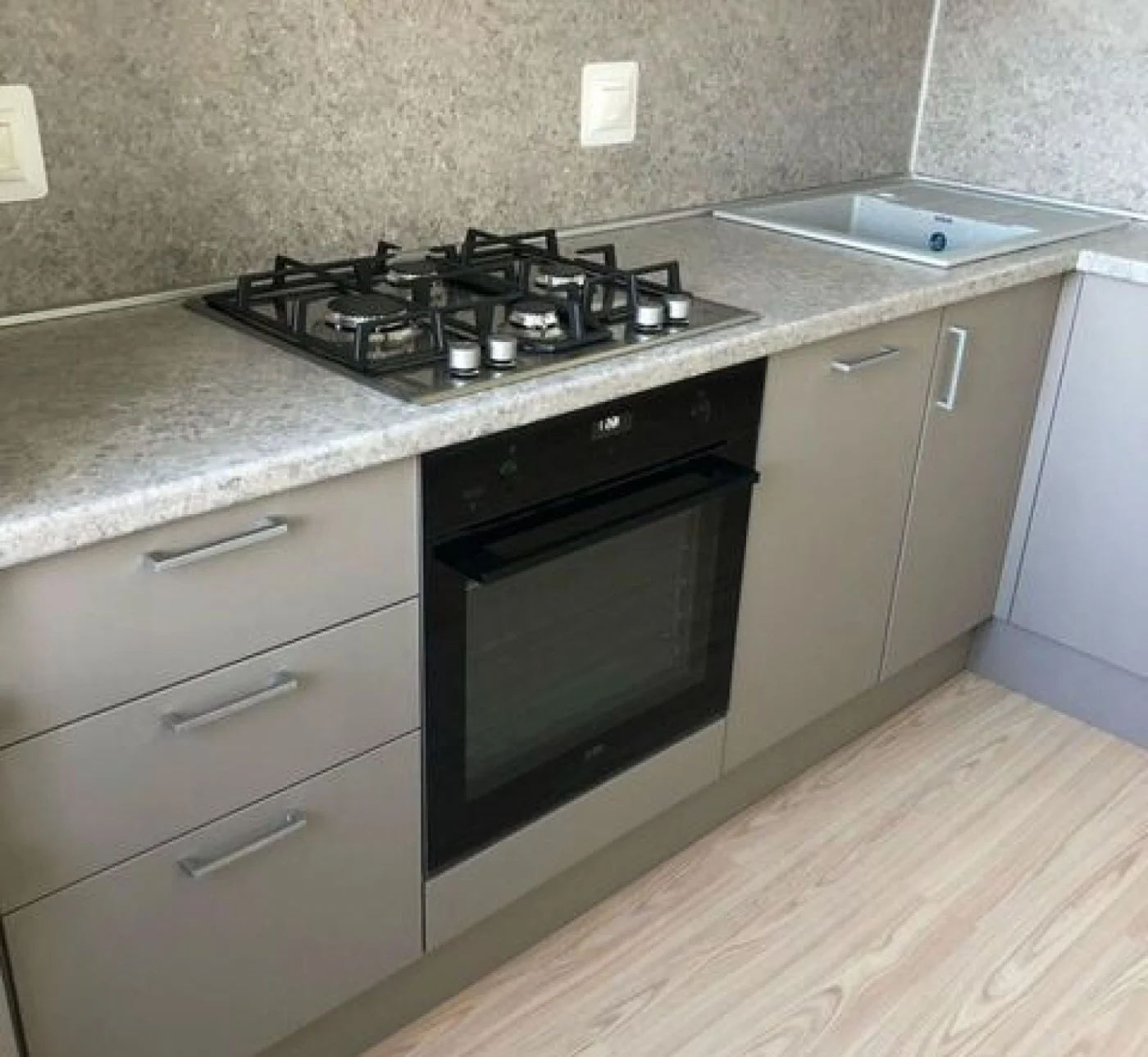 Прямая кухня на заказ в современном стиле с фурнитурой Blum