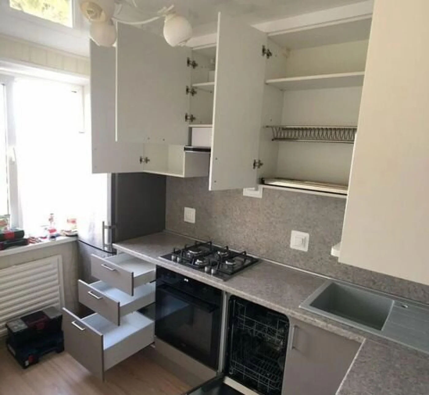 Прямая кухня на заказ в современном стиле с фурнитурой Blum