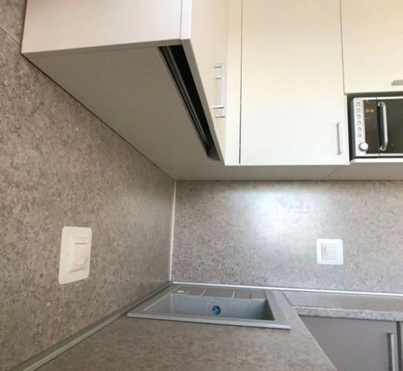 Прямая кухня на заказ в современном стиле с фурнитурой Blum